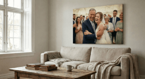 5 Ide Cetak Foto Kanvas untuk Dekorasi Ruang Tamu Minimalis konsep candid emosional, bukan pose kaku