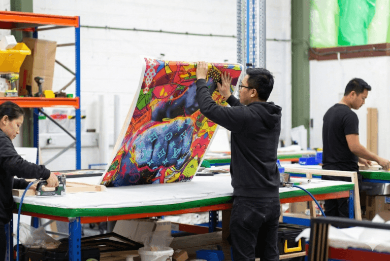 Pekerja membentang karya seni