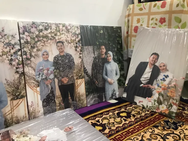 5 Alasan Canvas Print Lebih Baik daripada Poster Pasangan foto pernikahan dalam bingkai