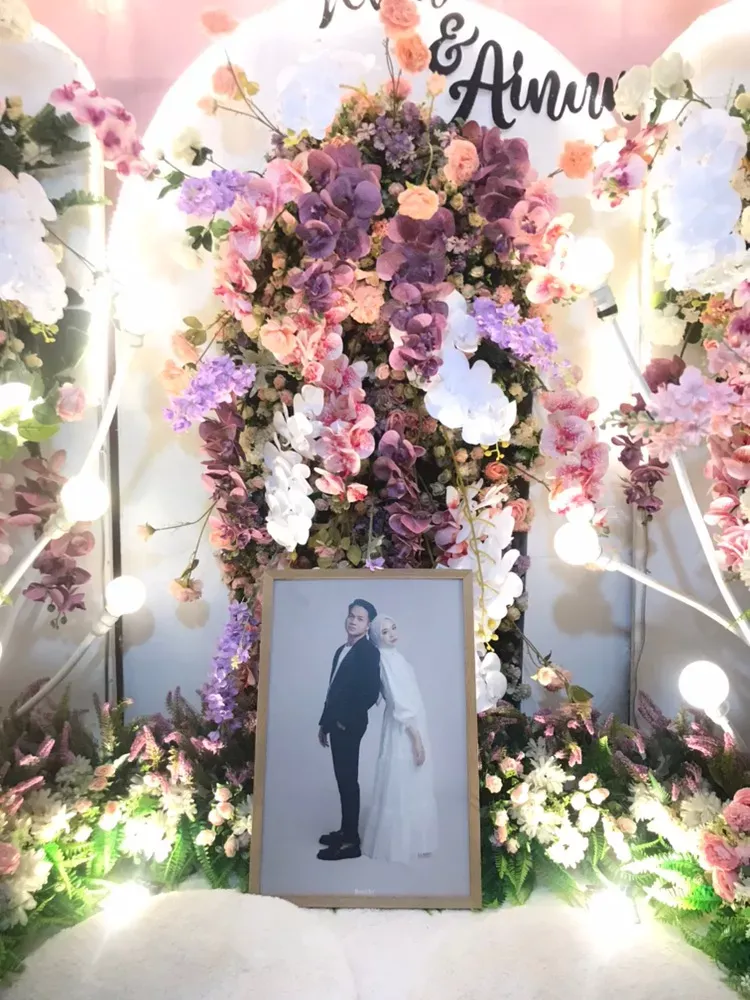 Foto pasangan di altar bunga