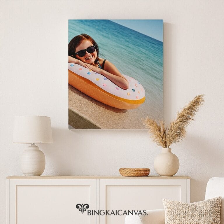 Cetak Foto Kanvas Anti-Pudar: Tips Perawatan Biar Awet 10 Tahun Wanita mengapung di laut