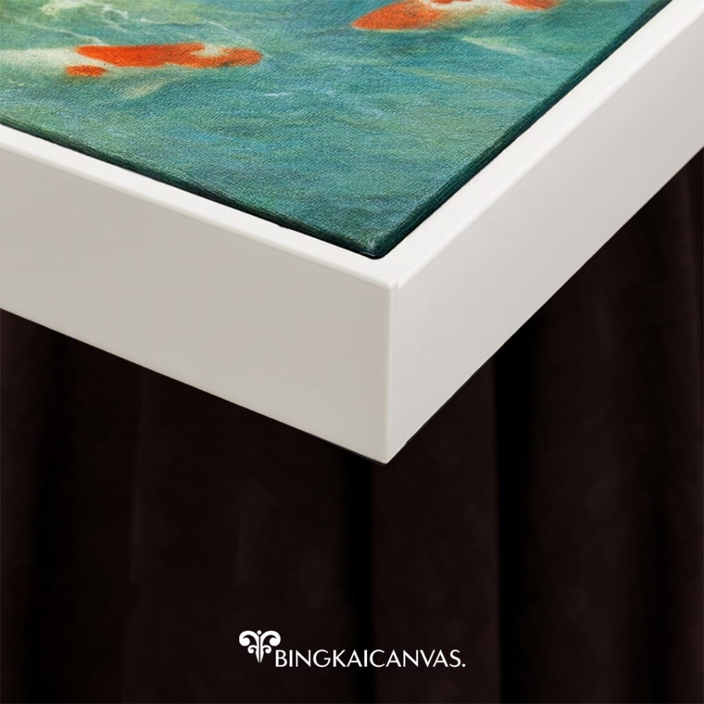 Lukisan ikan koi dalam bingkai