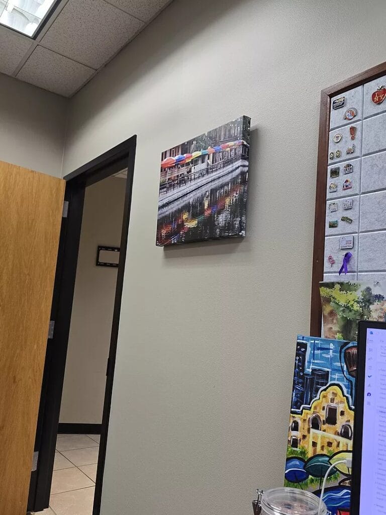 Cetak Foto Kanvas Lukisan abstrak di dinding