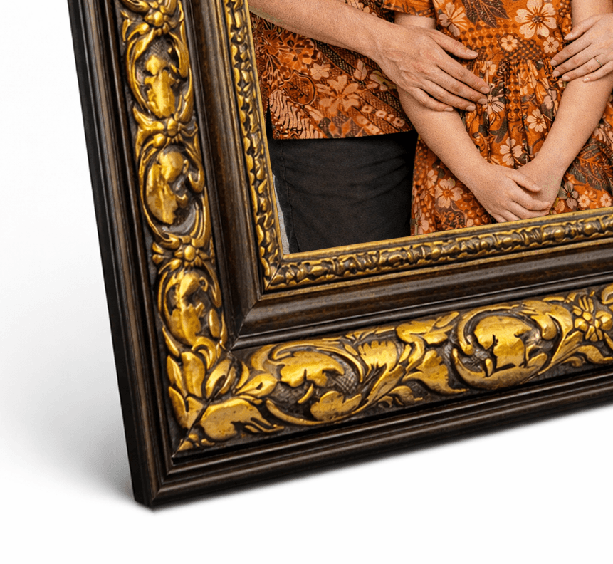 Bingkai foto keluarga berukir