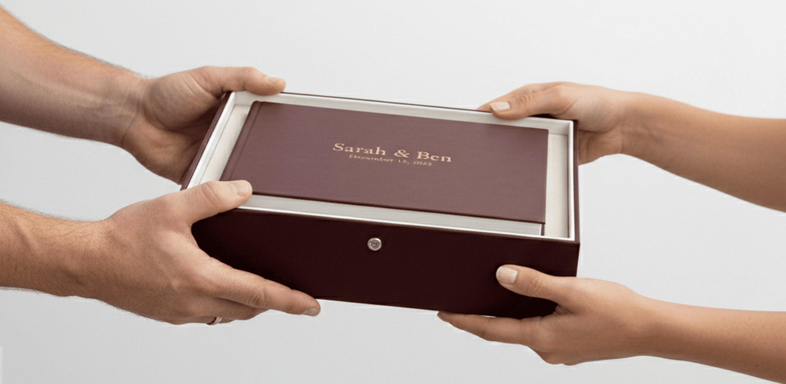 Buku kenangan bertuliskan Sarah & Ben