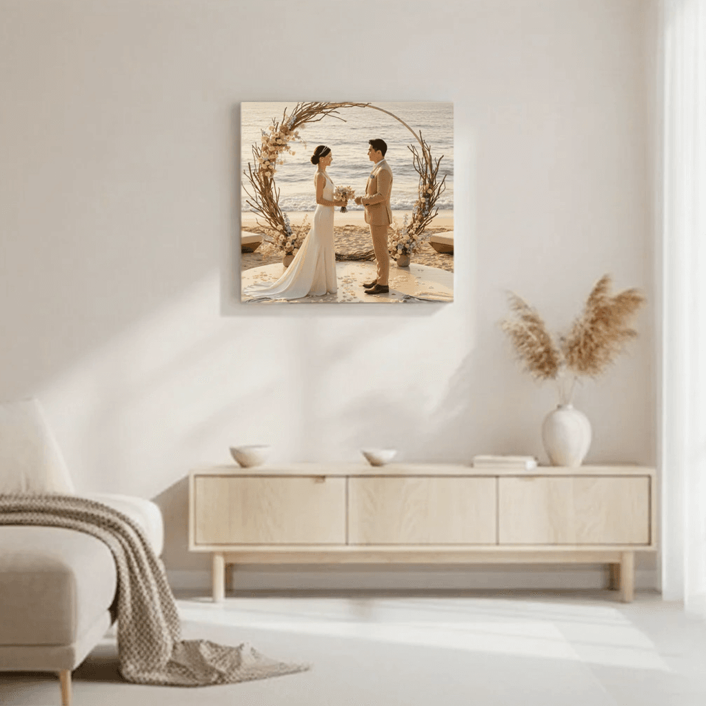 Ruang tamu dengan foto pernikahan